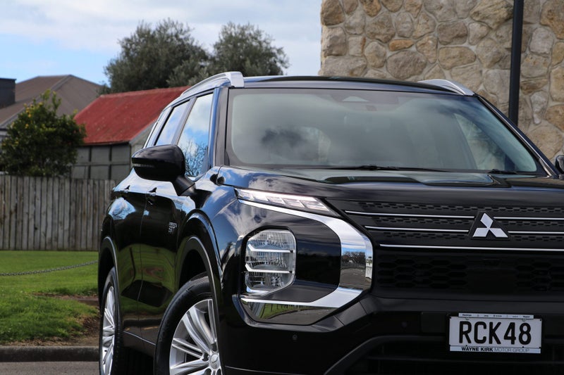 2025 Mitsubishi Outlander PHEV LS 4WD (S-AWC) image 3