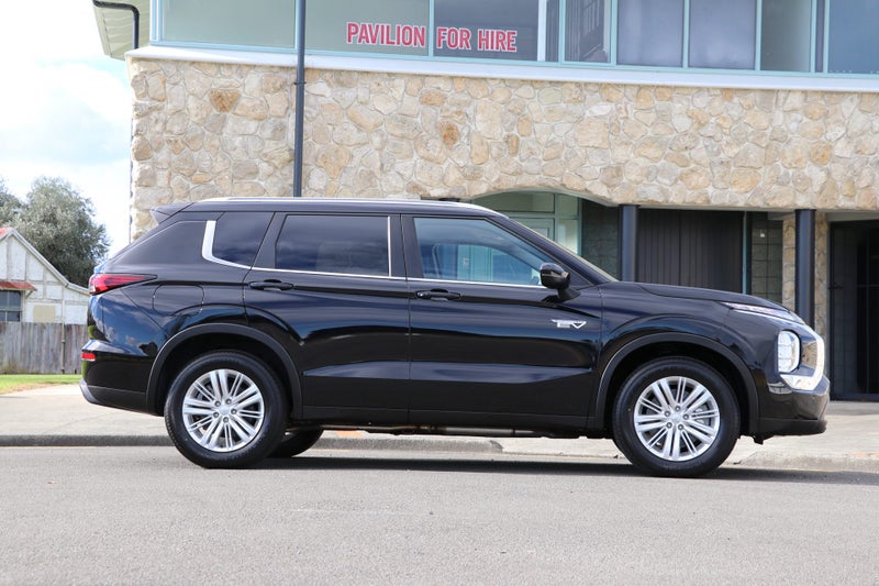 2025 Mitsubishi Outlander PHEV LS 4WD (S-AWC) image 4