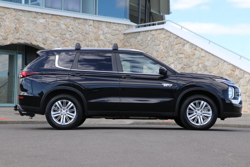 2025 Mitsubishi Outlander PHEV LS 4WD (S-AWC) image 3