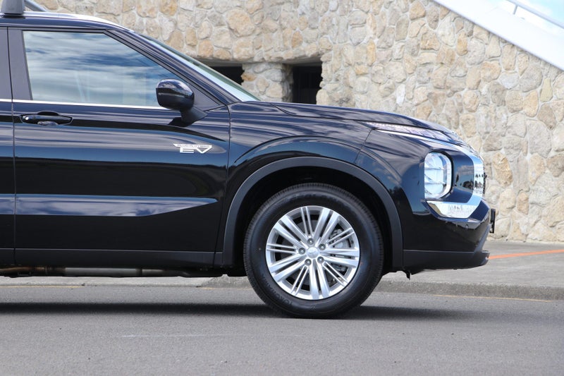 2025 Mitsubishi Outlander PHEV LS 4WD (S-AWC) image 4