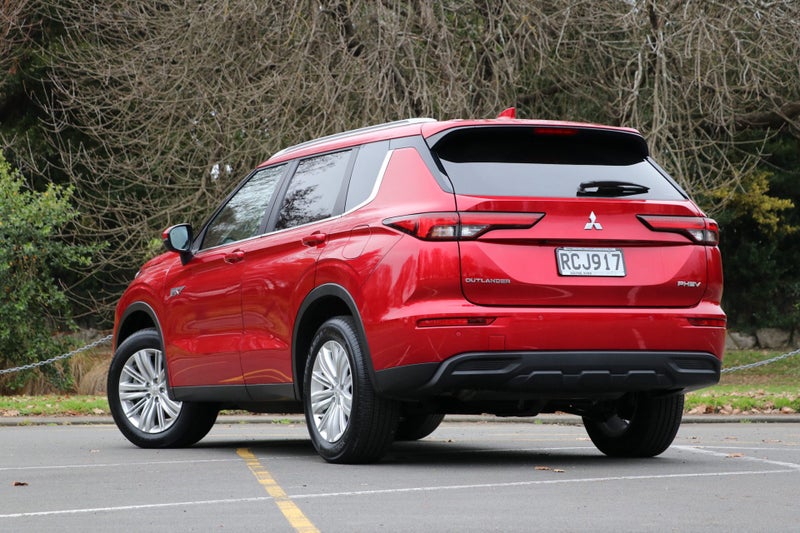 2025 Mitsubishi Outlander PHEV LS 4WD (S-AWC) image 2