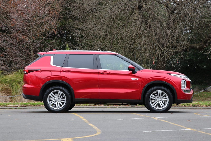 2025 Mitsubishi Outlander PHEV LS 4WD (S-AWC) image 3