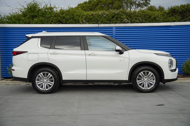 2025 Mitsubishi Outlander PHEV LS 4x4 image 2