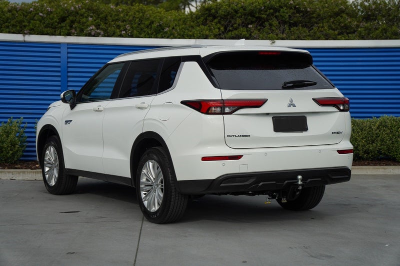 2025 Mitsubishi Outlander PHEV LS 4x4 image 3