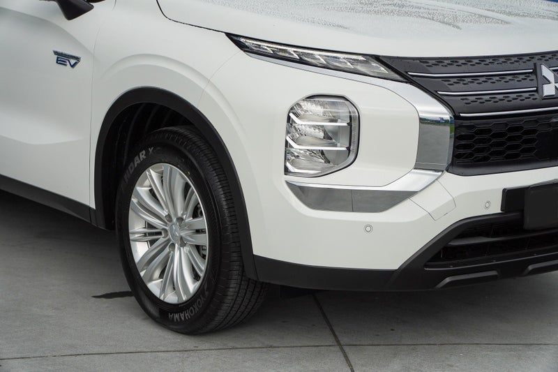 2025 Mitsubishi Outlander PHEV LS 4x4 image 4