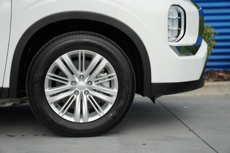 2025 Mitsubishi Outlander PHEV LS 4x4 image 5