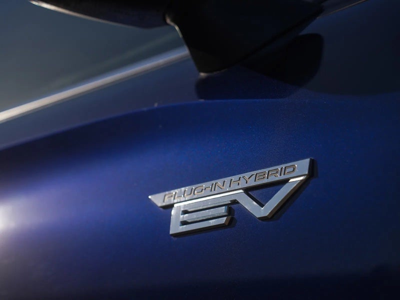 2025 Mitsubishi Outlander PHEV LS 4x4 image 3