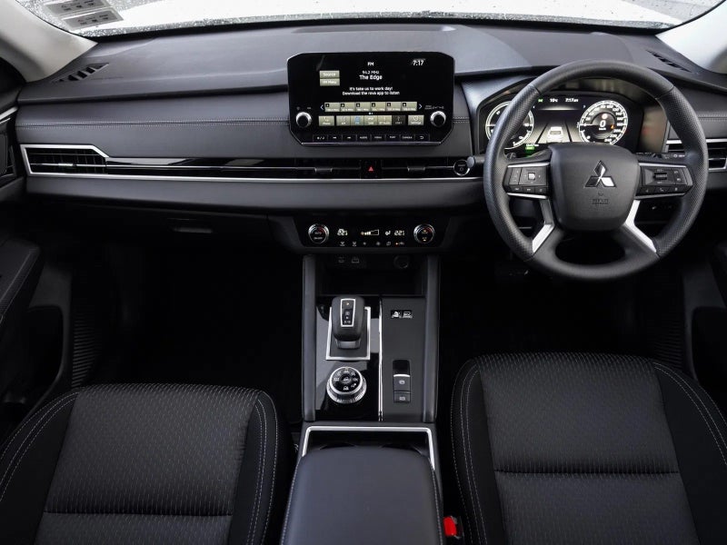 2025 Mitsubishi Outlander PHEV LS 4x4 auto image 3