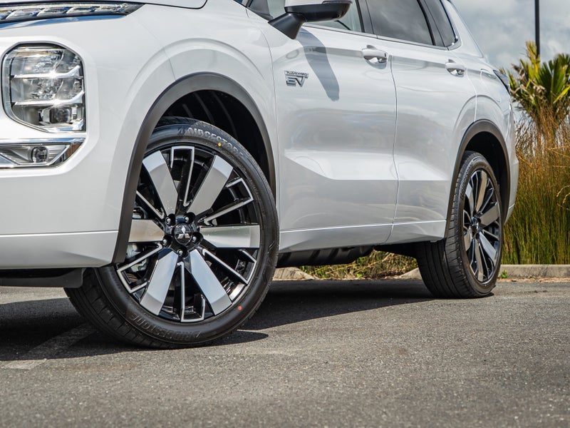 2025 Mitsubishi Outlander PHEV VRX 2.4 4WD Auto... image 5