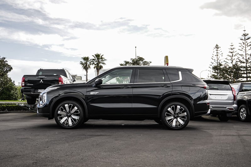 2025 Mitsubishi Outlander PHEV VRX 4WD image 3