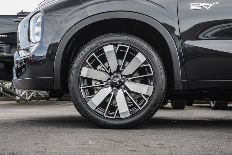 2025 Mitsubishi Outlander PHEV VRX 4WD image 4