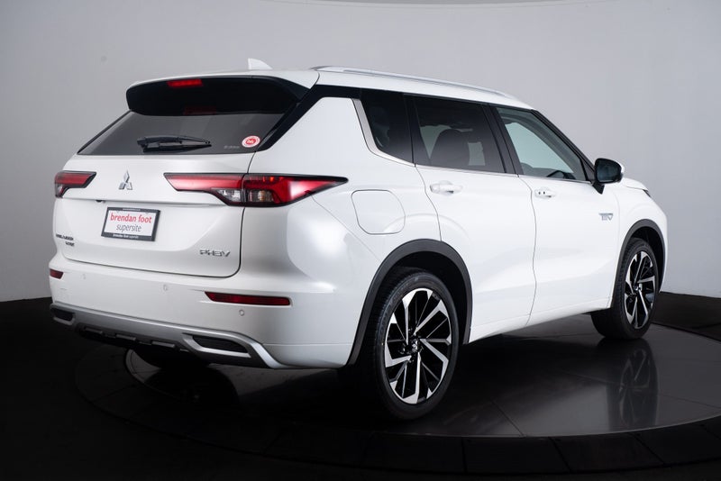 2025 Mitsubishi Outlander PHEV VRX 4WD 7 Seater image 4
