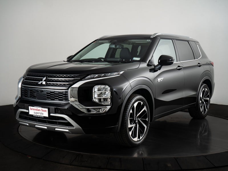 2025 Mitsubishi Outlander PHEV VRX 4WD 7 Seater image 3