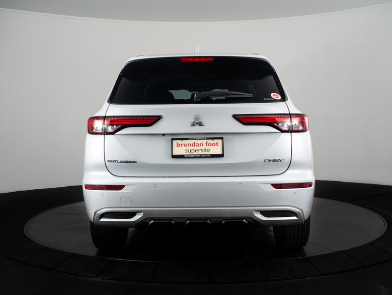 2025 Mitsubishi Outlander PHEV VRX 4WD 7 SEATER image 2