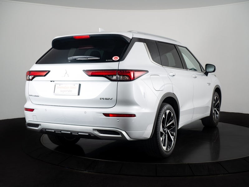 2025 Mitsubishi Outlander PHEV VRX 4WD 7 SEATER image 4