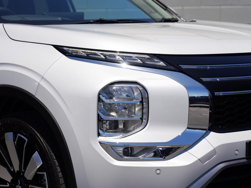 2025 Mitsubishi Outlander PHEV VRX 4WD image 3