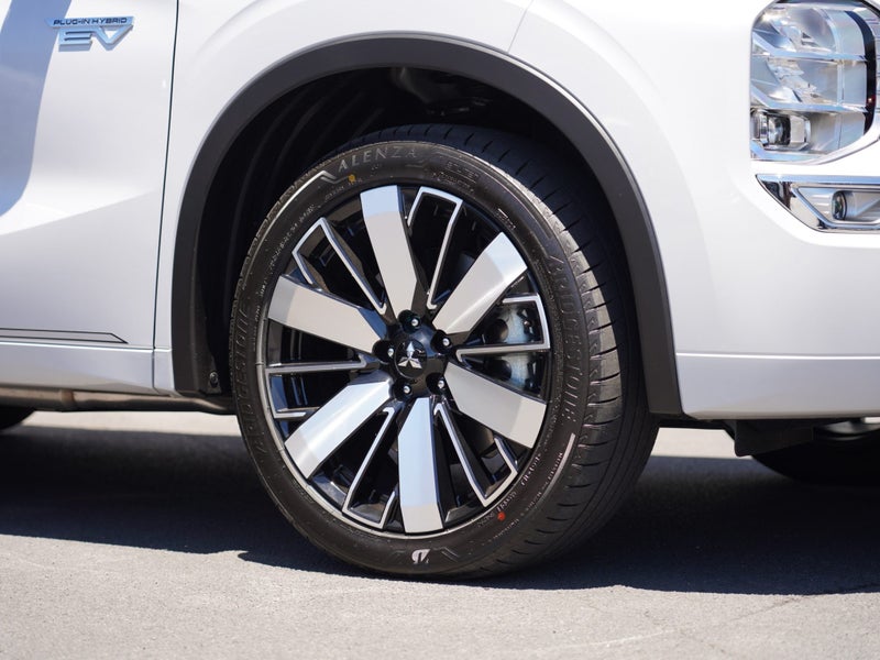 2025 Mitsubishi Outlander PHEV VRX 4WD image 5