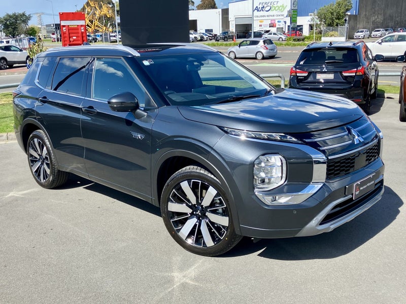 2025 Mitsubishi Outlander PHEV VRX 4WD image 2