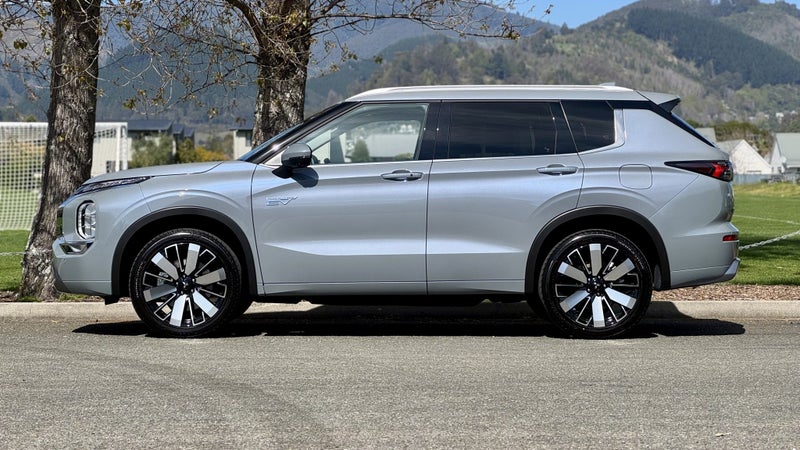 2025 Mitsubishi Outlander PHEV VRX 4WD- Latest... image 4