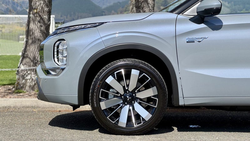 2025 Mitsubishi Outlander PHEV VRX 4WD- Latest... image 5