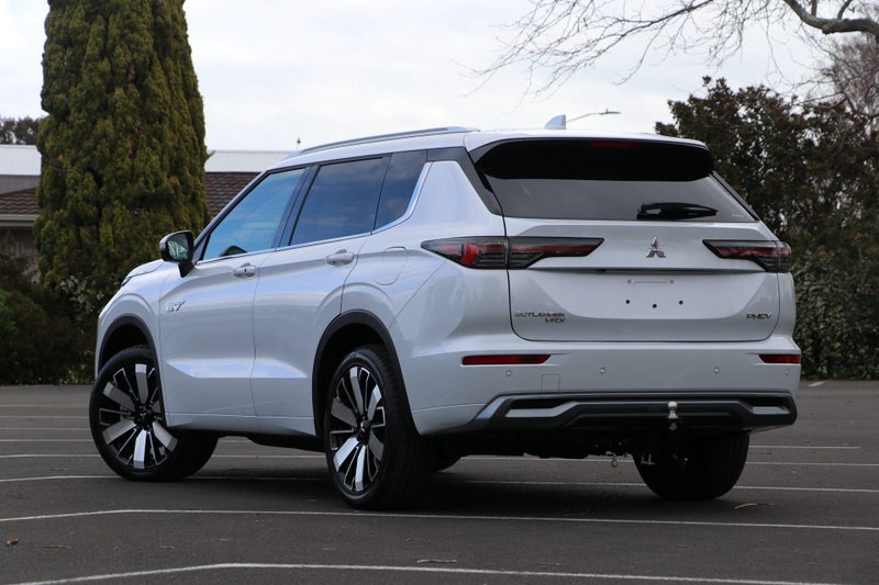 2025 Mitsubishi Outlander PHEV VRX (S-AWC) image 2