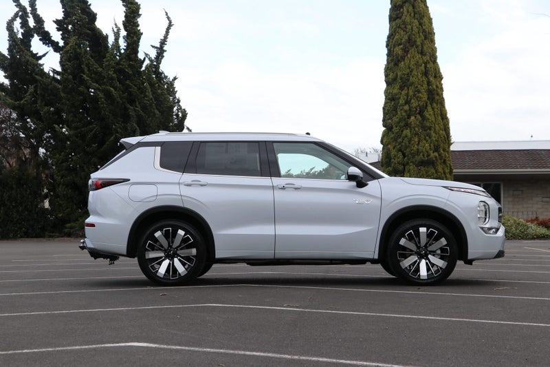 2025 Mitsubishi Outlander PHEV VRX (S-AWC) image 3