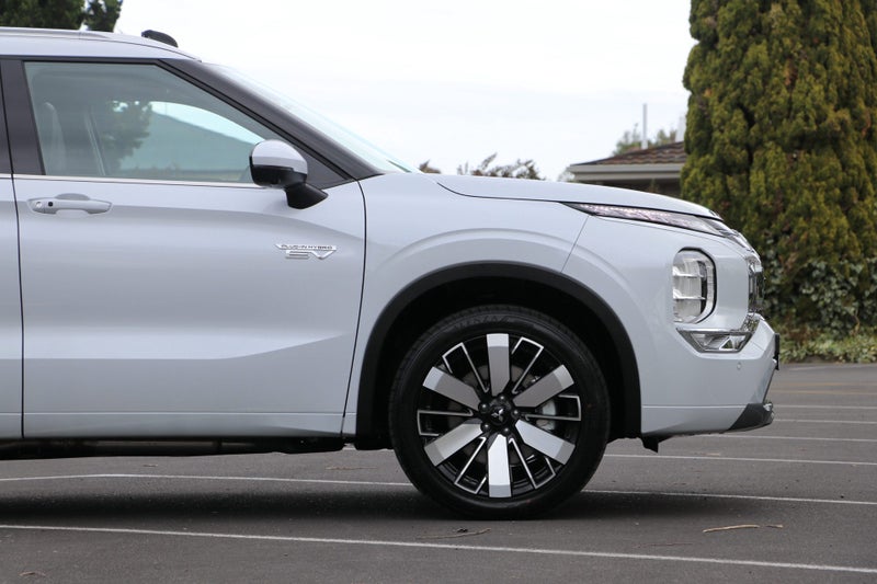 2025 Mitsubishi Outlander PHEV VRX (S-AWC) image 4