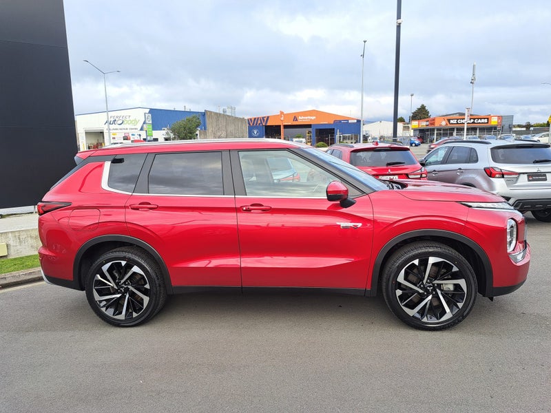2025 Mitsubishi Outlander PHEV XLS 4WD image 2