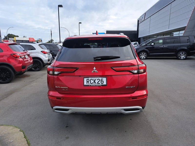 2025 Mitsubishi Outlander PHEV XLS 4WD image 3