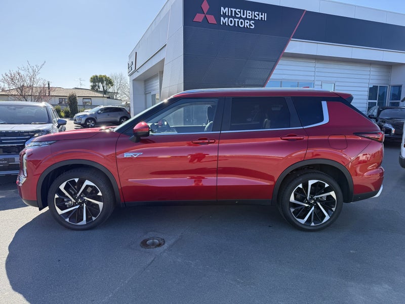 2025 Mitsubishi Outlander PHEV XLS 4WD image 2