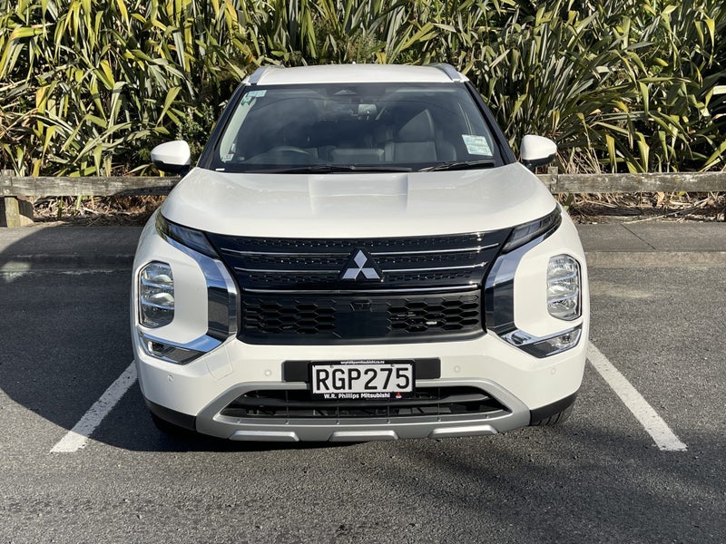 2025 Mitsubishi Outlander PHEV XLS 4WD image 3