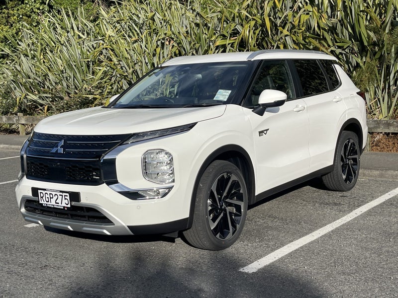 2025 Mitsubishi Outlander PHEV XLS 4WD image 4