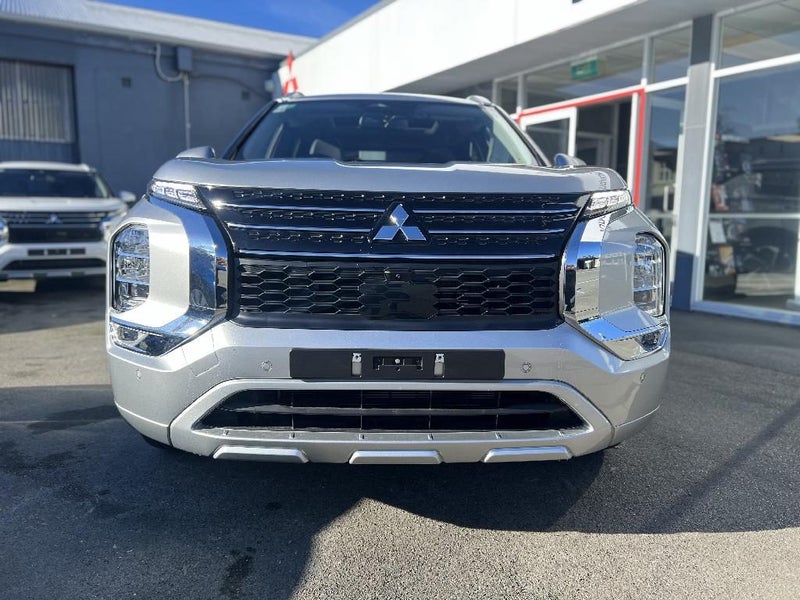 2025 Mitsubishi Outlander PHEV XLS 4WD image 2