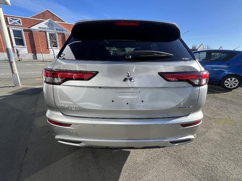 2025 Mitsubishi Outlander PHEV XLS 4WD image 3