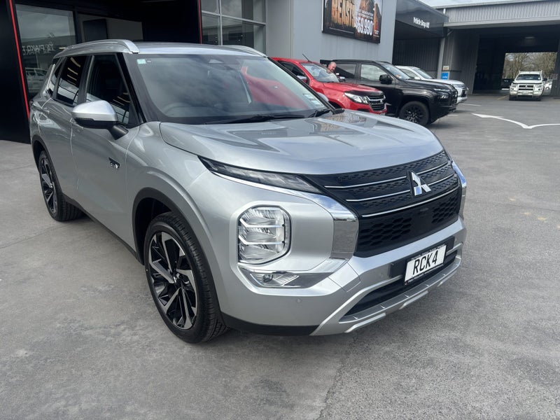2025 Mitsubishi Outlander PHEV XLS 4WD image 1