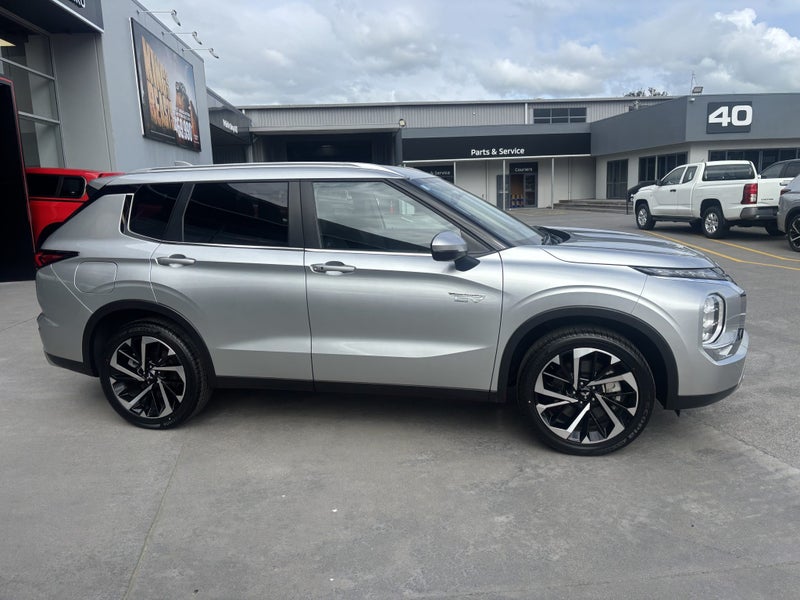 2025 Mitsubishi Outlander PHEV XLS 4WD image 2