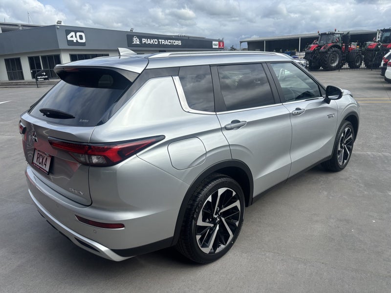 2025 Mitsubishi Outlander PHEV XLS 4WD image 3