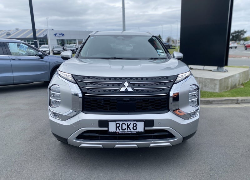 2025 Mitsubishi Outlander PHEV XLS 4WD image 2