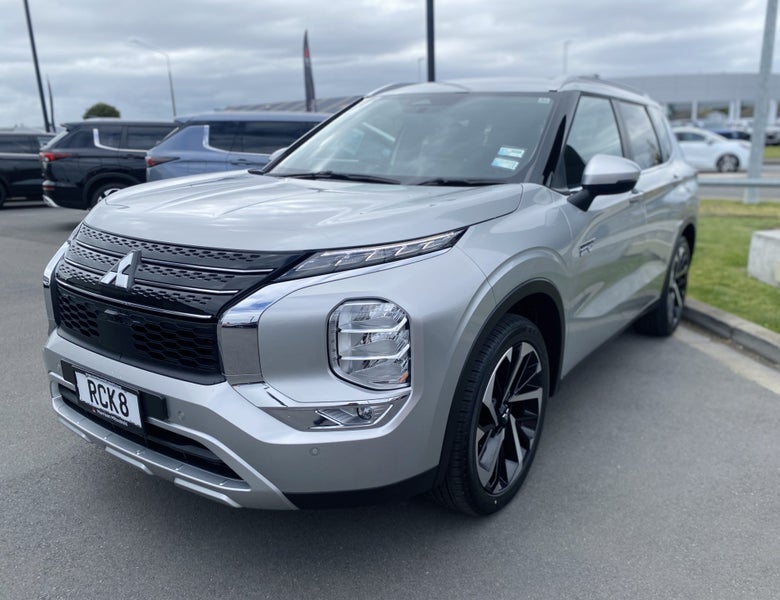 2025 Mitsubishi Outlander PHEV XLS 4WD image 3