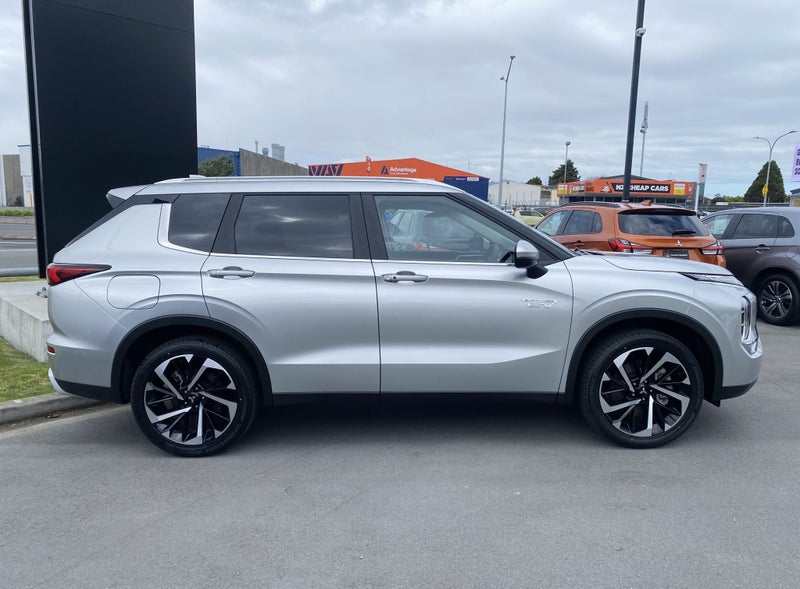 2025 Mitsubishi Outlander PHEV XLS 4WD image 4
