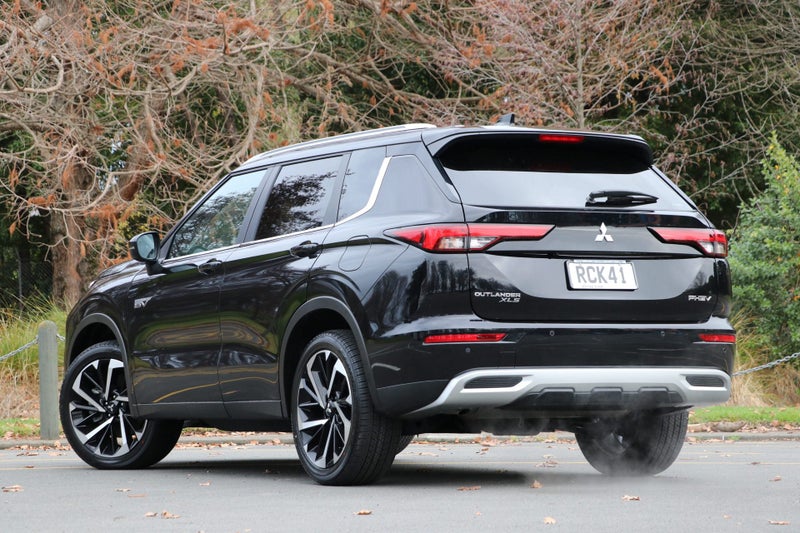 2025 Mitsubishi Outlander PHEV XLS 4WD image 2