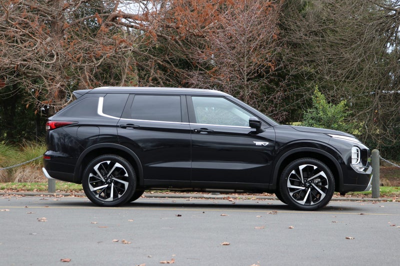 2025 Mitsubishi Outlander PHEV XLS 4WD image 3