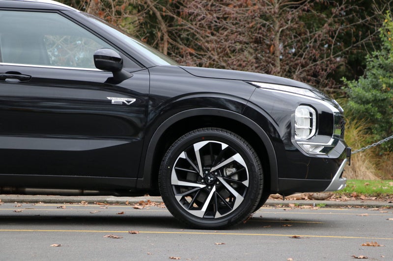 2025 Mitsubishi Outlander PHEV XLS 4WD image 4