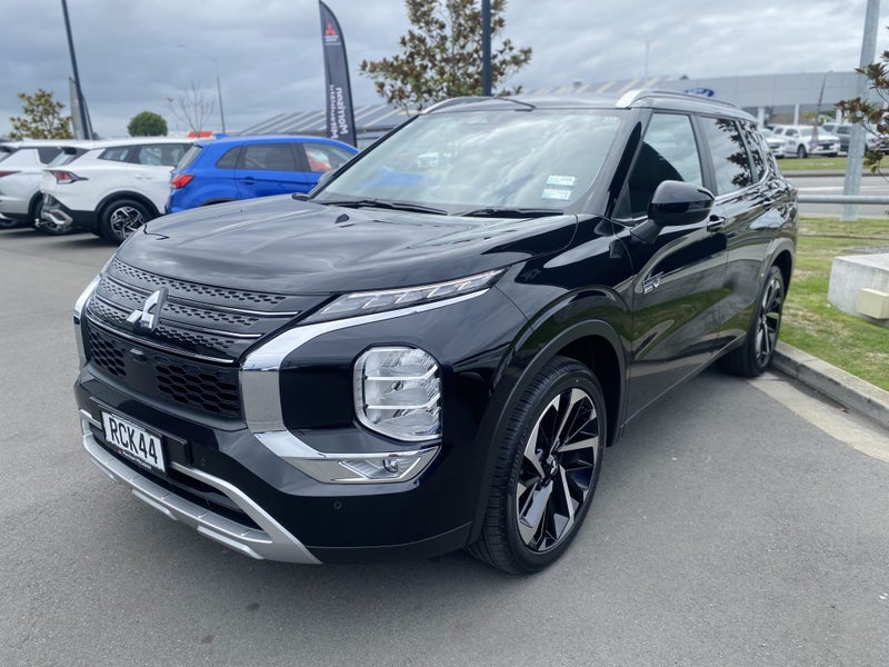 2025 Mitsubishi Outlander PHEV XLS 4WD image 3
