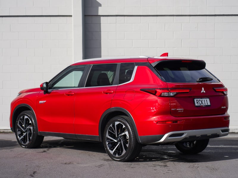 2025 Mitsubishi Outlander PHEV XLS 4WD image 2