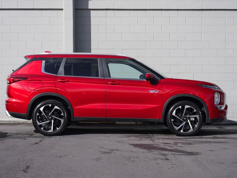 2025 Mitsubishi Outlander PHEV XLS 4WD image 3