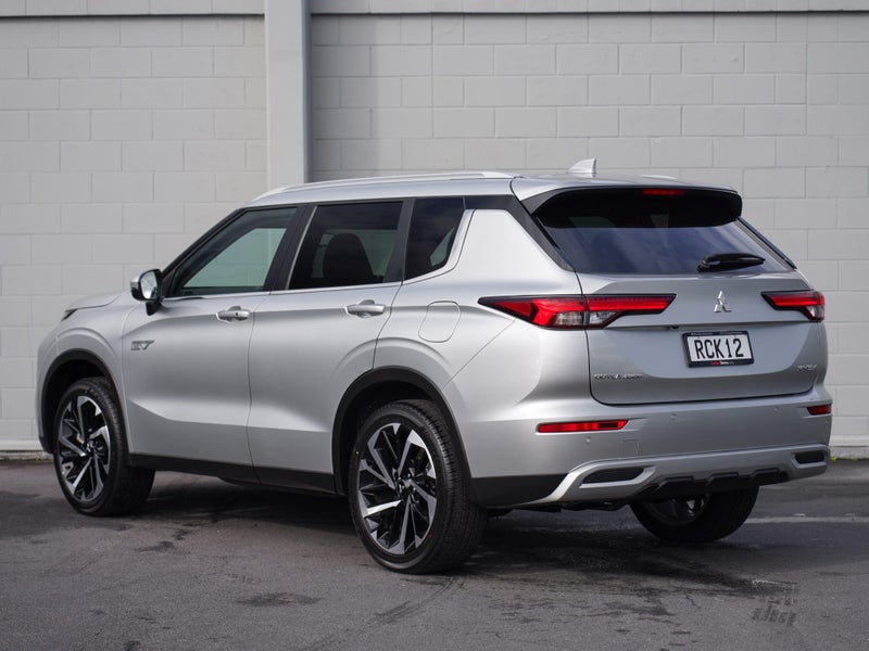 2025 Mitsubishi Outlander PHEV XLS 4WD image 2