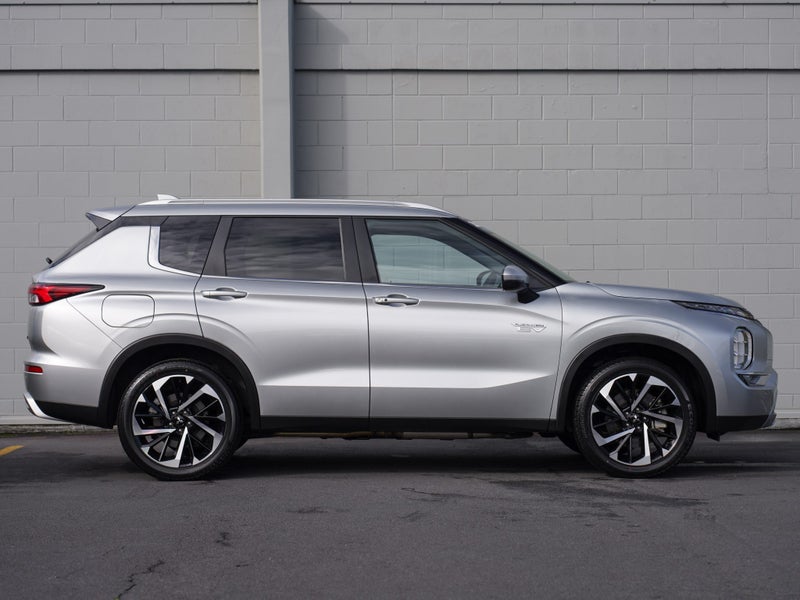 2025 Mitsubishi Outlander PHEV XLS 4WD image 3