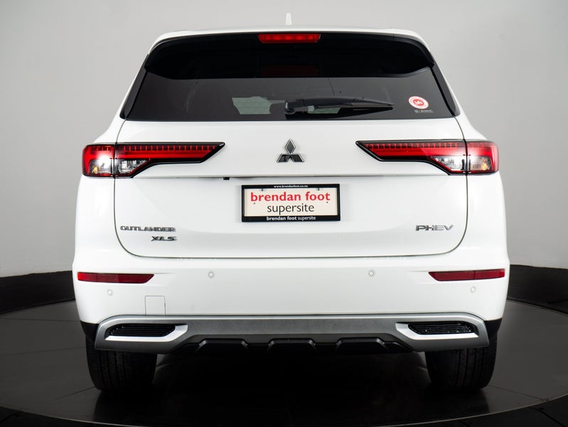 2025 Mitsubishi Outlander PHEV XLS 4WD 7 SEATER image 2