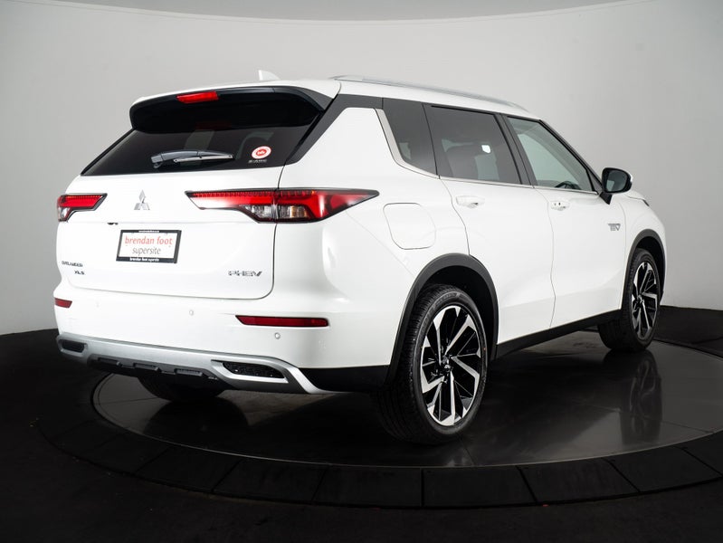 2025 Mitsubishi Outlander PHEV XLS 4WD 7 SEATER image 4